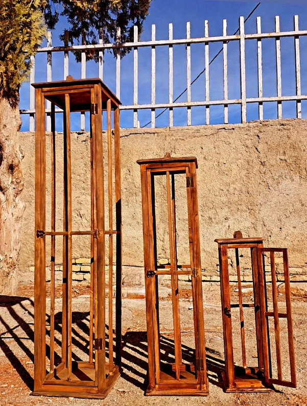 فانوس چوبی کنارسالنی غول پیکر