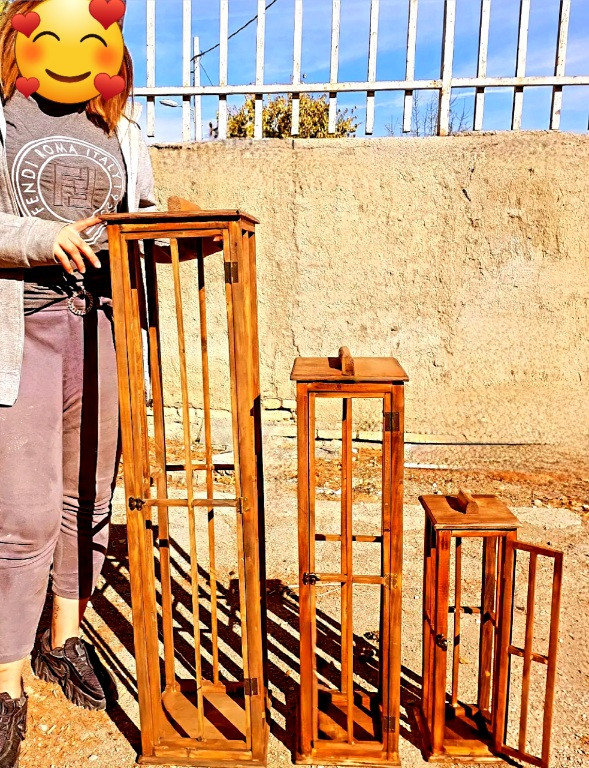 فانوس چوبی کنارسالنی غول پیکر