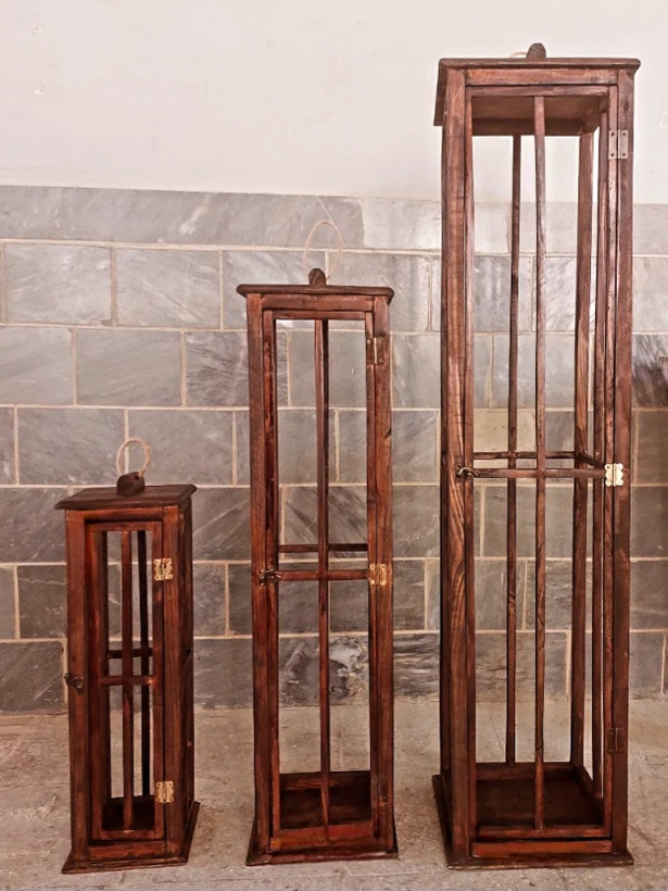 فانوس چوبی کنارسالنی غول پیکر