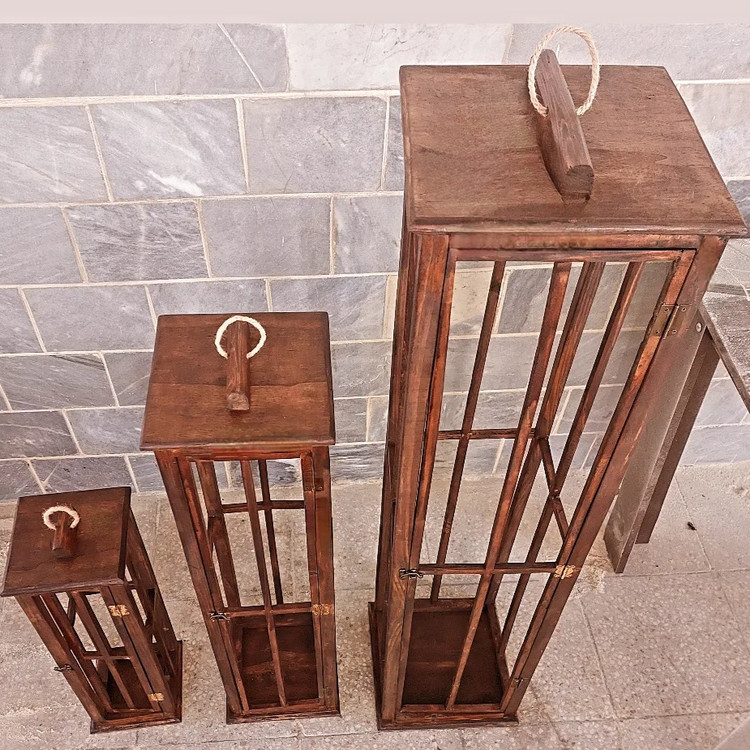 فانوس چوبی کنارسالنی غول پیکر