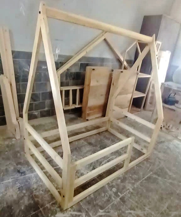 تخت کودک خانه چوبی از سری مونته سوری